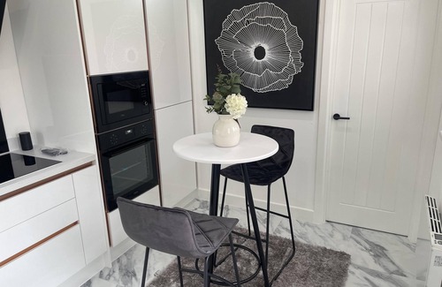 Basildon Apartment | Modern-luxury 1bedroom-ensuitebathroom-garden-wifi