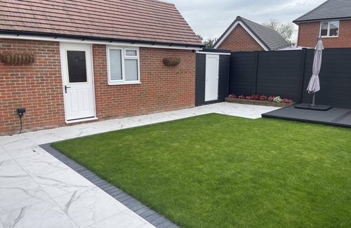 Basildon Apartment | Modern-luxury 1bedroom-ensuitebathroom-garden-wifi
