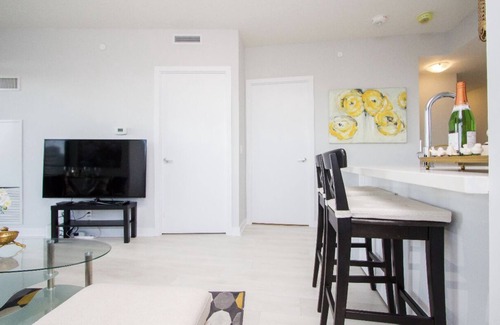 Mount Pleasant West Apartment | Modern Luxury 2 Bedroom Condo Steps from TTC