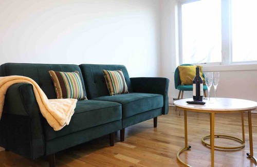 West New Haven Apartment | Modern Luxury 2BD APT-Close To Everything-Free Wine