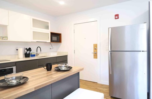 West New Haven Apartment | Modern Luxury 2BD APT-Close To Everything-Free Wine