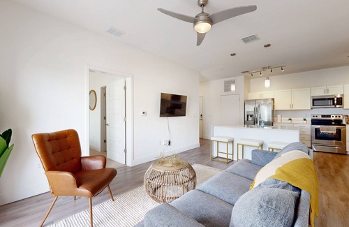 Gainesville Apartment | Modern luxury apartment w/private balcony, and shared pool
