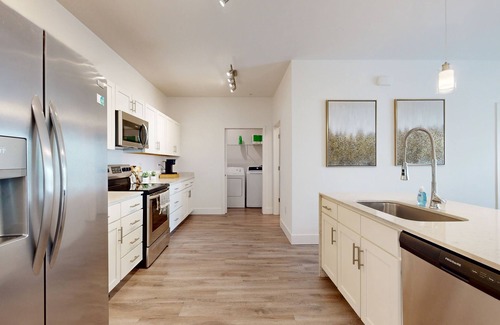 Gainesville Apartment | Modern luxury apartment w/private balcony, and shared pool