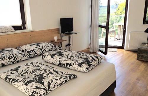 Hutteldorf Apartment | MODERN LUXURY FOREST APARTMENT - 30 mins to center