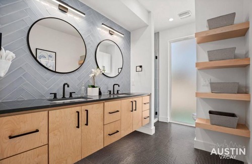 East Cesar Chavez House | Modern Luxury Home - Minutes from Lady Bird Lake