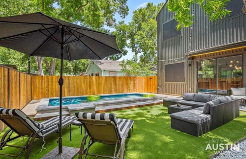East Cesar Chavez House | Modern Luxury Home - Minutes from Lady Bird Lake