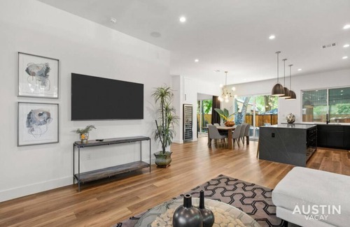 East Cesar Chavez House | Modern Luxury Home - Minutes from Lady Bird Lake