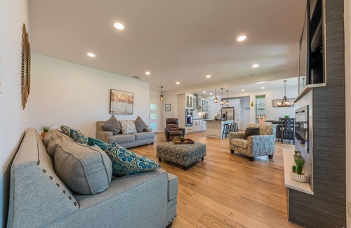 Hutto House | Modern luxury home - on 1/2 acre near Kalahari