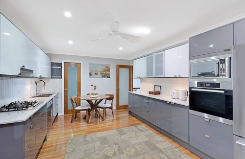 Gwandalan House | Modern Luxury Home on the Lake Macquarie n300 meters to a Boat ramp and Jetty!