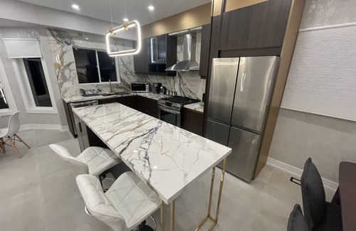 Richmond Hill House | Modern Luxury House W/HOT TUB