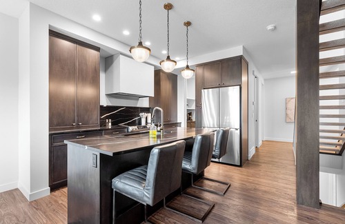 Cochrane House | Modern Luxury Retreat | 4BR w Hot Tub, Garage