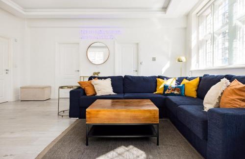 Chinatown Apartment | Modern Luxury Soho Apartment