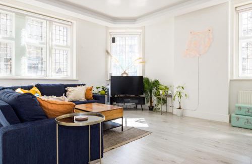 Chinatown Apartment | Modern Luxury Soho Apartment