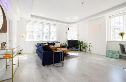 Chinatown Apartment | Modern Luxury Soho Apartment