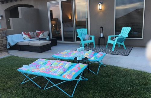 Washington House | Modern Luxury -Steps to POOL & GOLF- perfect for ZION,HIKING, BOATING, Sun & FUN