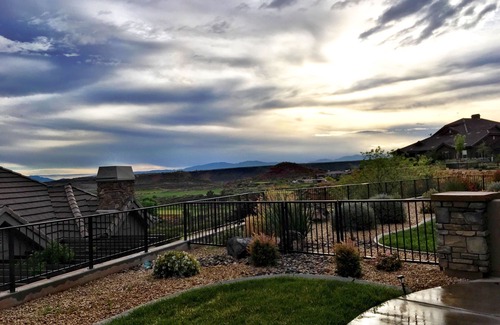 Washington House | Modern Luxury -Steps to POOL & GOLF- perfect for ZION,HIKING, BOATING, Sun & FUN