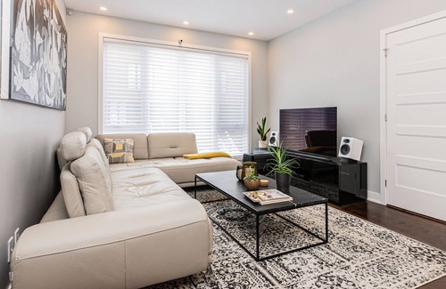Montreal House | Modern Luxury Townhouse 3 Beds + Office & Garage
