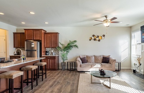 Austell House | Modern Luxury Townhouse near Six Flags & Braves Stadium