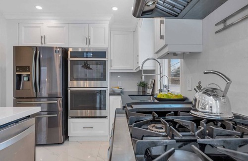 Mississauga Apartment | Modern main floor 3-bdrm apartment backing onto a park