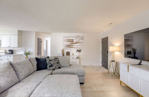 Lincoln House | Modern Makeover with 3 bedrooms on a cul-de-sac in Lincoln