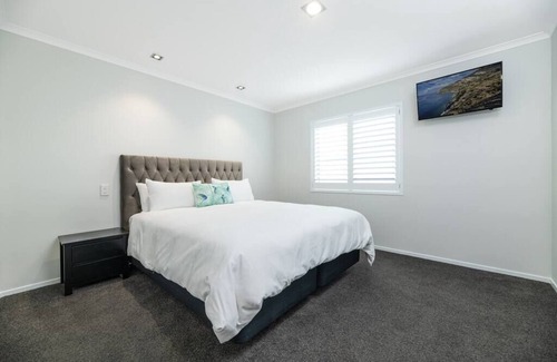 Mount Maunganui House | Modern Marine Parade Apartment