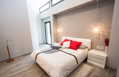 Sils Villa | Modern Marvel - 26km to Costa Brava beaches!