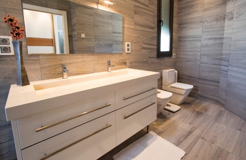Sils Villa | Modern Marvel - 26km to Costa Brava beaches!