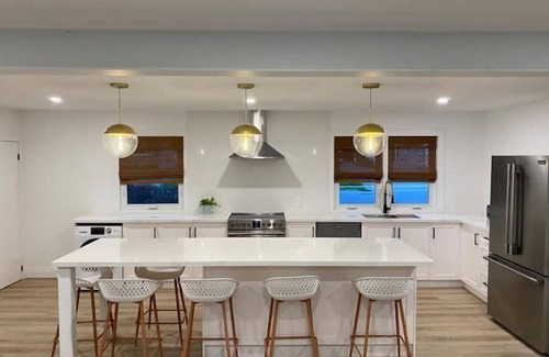 Barrie House | Modern meets nature. Short stroll to lake and downtown. Newly renovated.