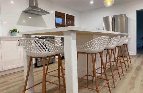 Barrie House | Modern meets nature. Short stroll to lake and downtown. Newly renovated.