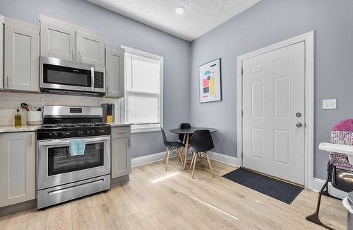 Downtown Omaha Apartment | Modern Midtown 1B Apartment | King Bed & Smart TVs
