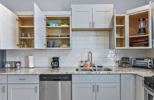 Downtown Omaha Apartment | Modern Midtown 1B Apartment | King Bed & Smart TVs