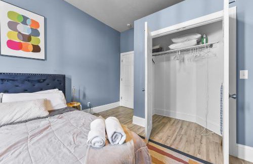 Downtown Omaha Apartment | Modern Midtown 1B Apartment King Bed and Smart TVs