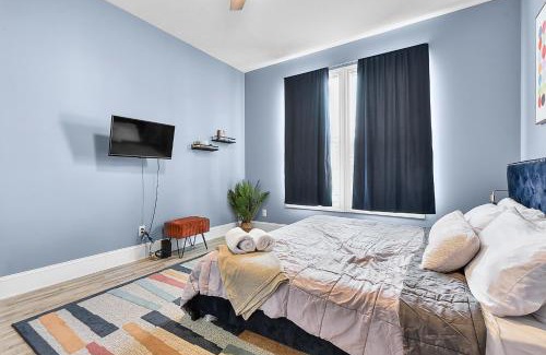 Downtown Omaha Apartment | Modern Midtown 1B Apartment King Bed and Smart TVs