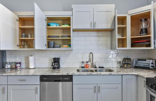 Downtown Omaha Apartment | Modern Midtown 1B Apartment King Bed and Smart TVs