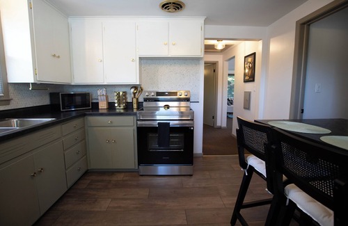 Menasha Apartment | -Modern Minimalism: Cozy, Sleek Stay-