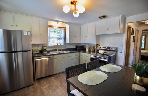 Menasha Apartment | -Modern Minimalism: Cozy, Sleek Stay-