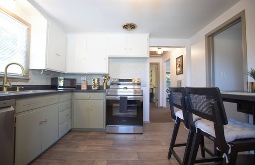 Menasha Apartment | -Modern Minimalism: Cozy, Sleek Stay-