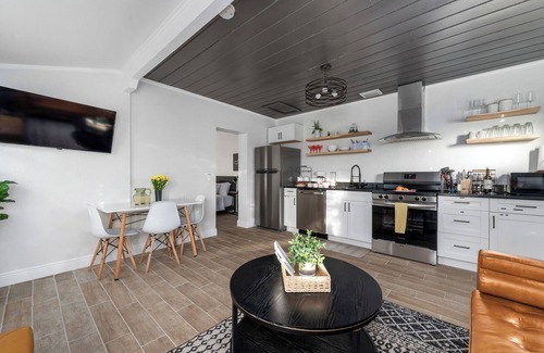 Tarpon Springs House | MODERN/Mins to Beach/walk to dwtn/Free parking