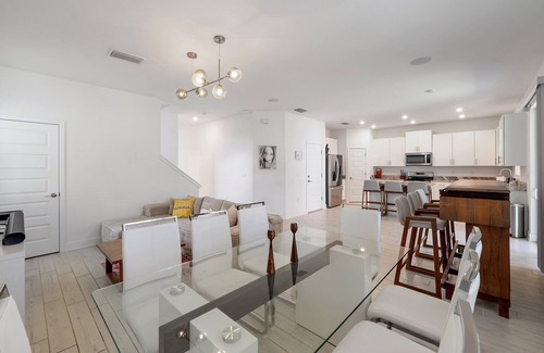 Arlington Park House | Modern, Mins to Beach and Downtown, Steps to Arlington Park
