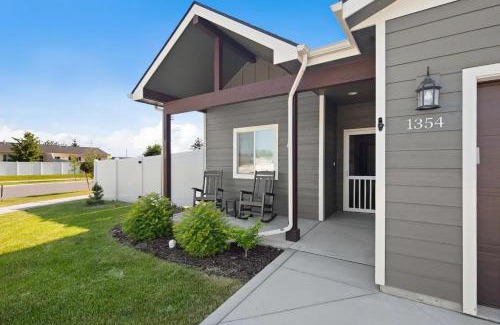 Kalispell House | Modern Montana Getaway - All the comforts of home!