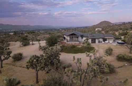 Yucca Valley House | Modern Mosaics- Joshua Tree Chef Home On Hill Spa