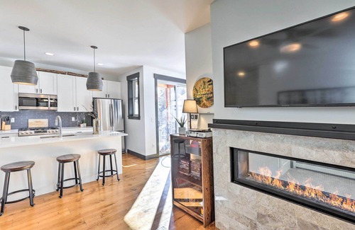 Grand Lake Condo | Modern Mountain Getaway, Walk to Grand Lake!