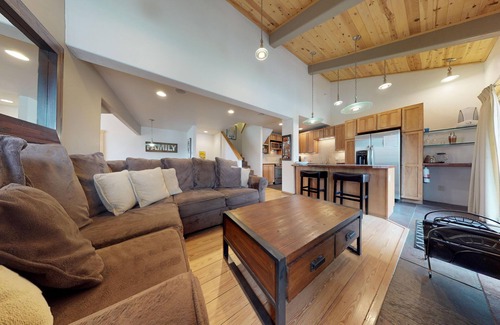 Mammoth Lakes House | Modern Mountain Haven - Walk to Slopes/Canyon Lodge