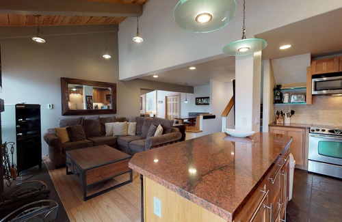 Mammoth Lakes House | Modern Mountain Haven - Walk to Slopes/Canyon Lodge