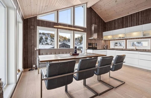Rollag Cabin | Modern mountain cabin skiing, views and hiking