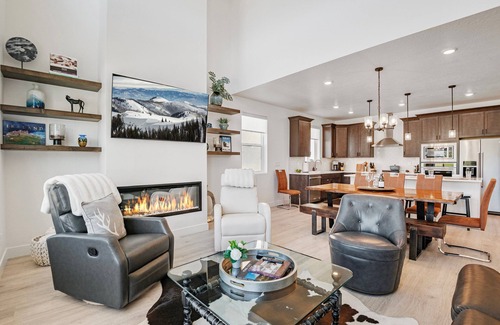 Park City House | Modern Mountain Retreat | Sleeps 15 | Resort Views, Minutes to Skiing, Packed with Amenities!