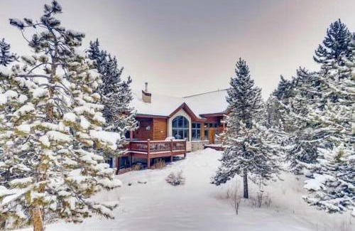 Three Peaks House | Modern Mountain Stay Hot Tub Fire Pit and Views
