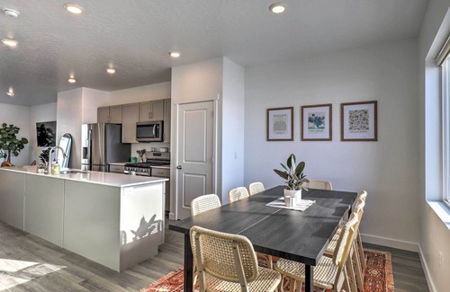 American Fork House | Modern Mountain Townhome - Ski Nearby