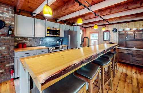 Eastern Vermont House | Modern mountain view cottage with full kitchen, W/D, firepit, & fast WiFi