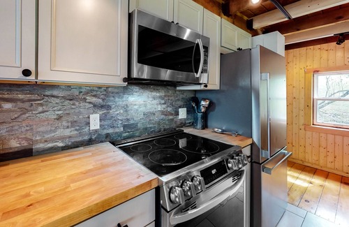 Eastern Vermont House | Modern mountain view cottage with full kitchen, W/D, firepit, & fast WiFi